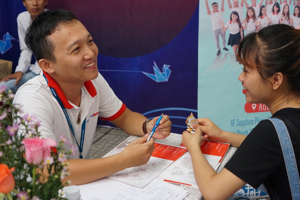 GMO-Z.com RUNSYSTEM’s booth attracted Da Nang youth at “DTU Job Fair 2018”