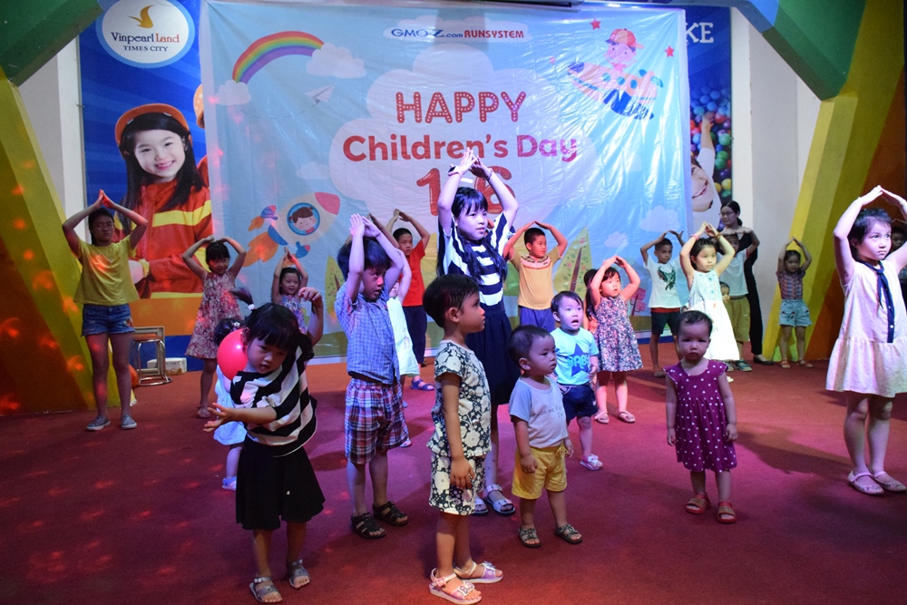 子どもたちが親に贈る活気あふれるダンスパフォーマンス