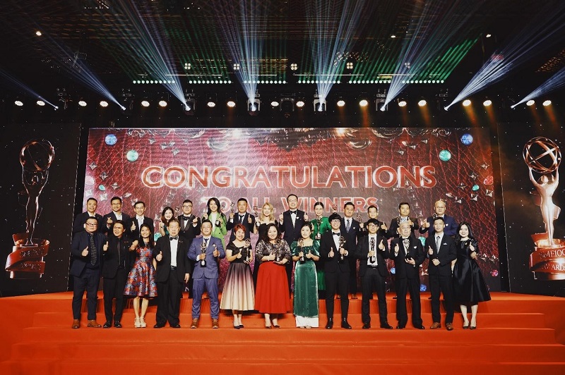 Đại diện 18 doanh nghiệp nhận giải thưởng SME100 năm 2022