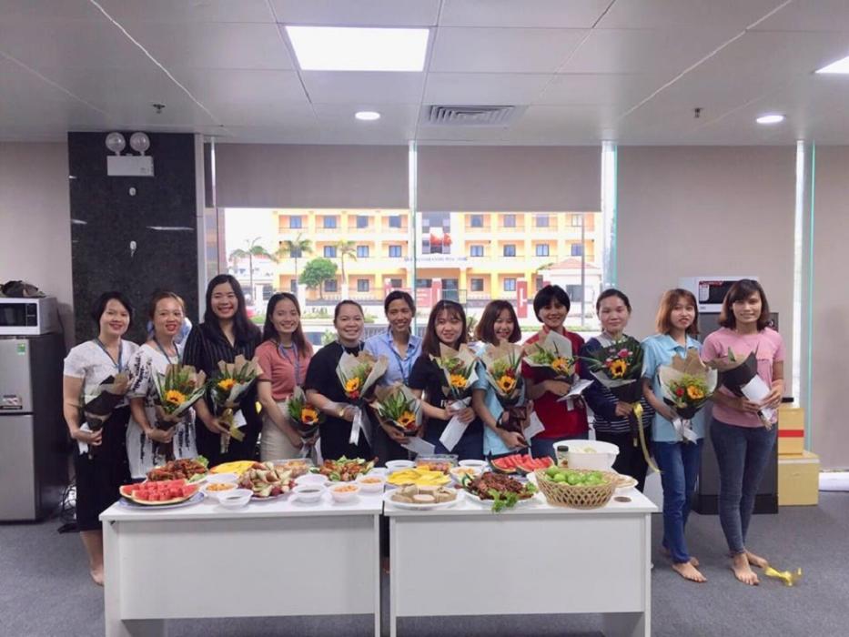 Các chị em tại Chi nhánh Hồ Chí Minh và Đà Nẵng vui vẻ với những món quà nhỏ xinh