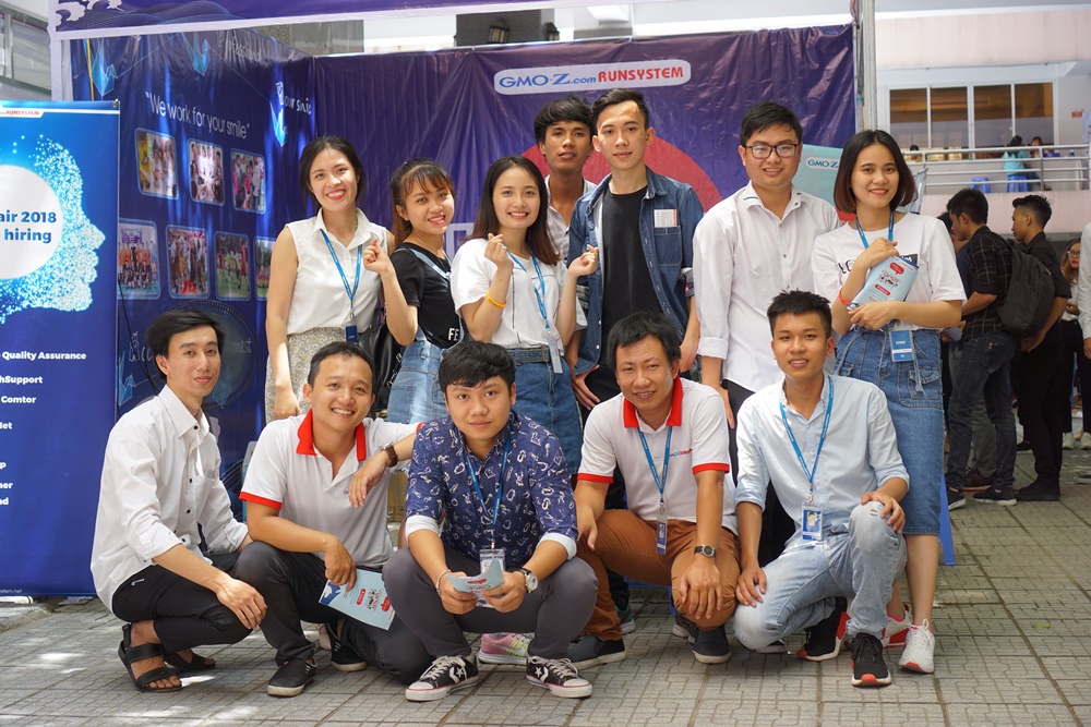 DTU JOB FAIR 2018でGMO-Z.com RUNSYSTEMのブースに関心を寄せる多くの若者たち