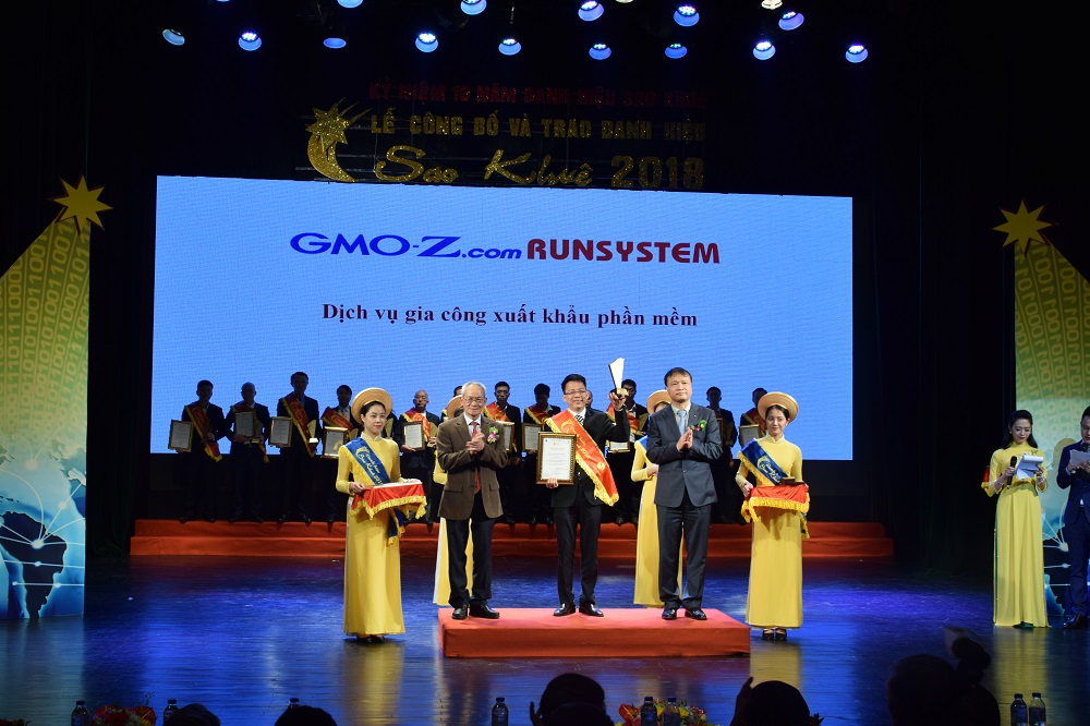 Mr. Le Quang Trung, Deputy Director of GMO-Z.com RUNSYSTEM, receiving the Sao Khue 2018 Award on stage.