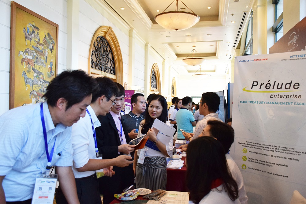 gian hàng của GMO-Z.com RUNSYSTEM tại Banking Vietnam 2018 thu hút đông đảo khách quan tâm