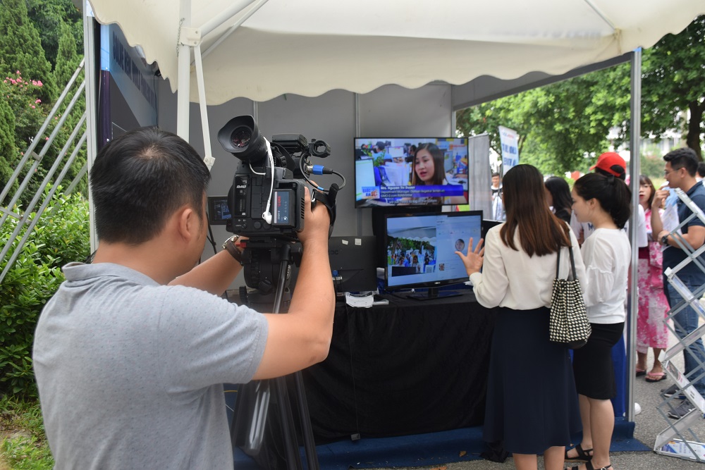 Khách tham dự trải nghiệm chức năng nhận diện khuôn mặt của SMARTSTORE CameraAI