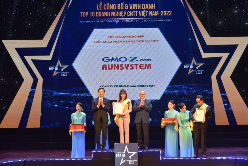 ba-tran-bich-ngoc-nhan-giai-top-10-dn-cntt-viet-nam-2022