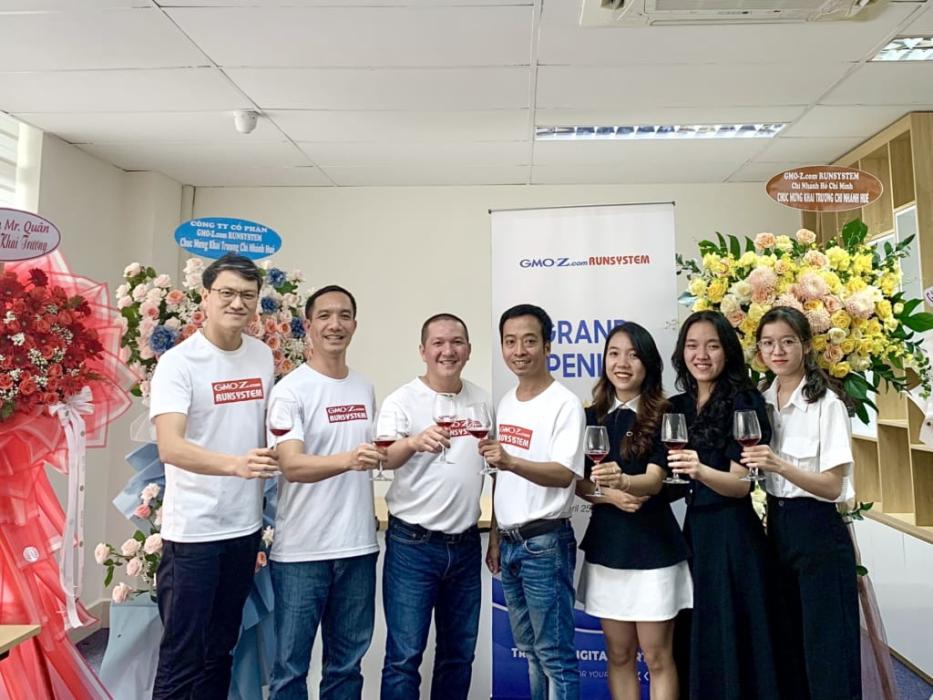 ban-lanh-dao-chuc-mung-thanh-lap-chi-nhanh-gmo-runsystem-hue