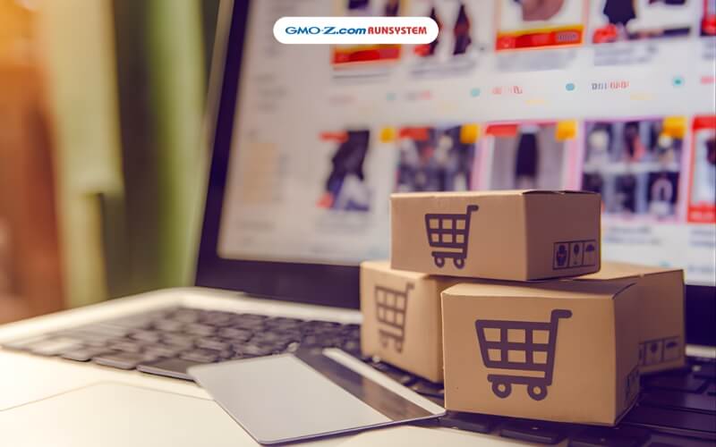 BPO thương mại điện tử đang trở thành lựa chọn chiến lược của nhiều shop online trong bối cảnh cạnh tranh khốc liệt và chi phí vận hành ngày càng cao. Thay vì tự ôm toàn bộ khâu chăm sóc khách hàng, xử lý đơn hay quản lý vận hành, doanh nghiệp có thể thuê ngoài để tối ưu nguồn lực và tập trung vào tăng trưởng. Tóm tắt nhanh: BPO thương mại điện tử  → Thuê ngoài vận hành shop online & đa sàn Bao gồm  → CSKH | Xử lý đơn | Quản lý sản phẩm | Logistics | Dữ liệu Khác BPO tổng quát  → Thiết kế riêng cho e-commerce  → Thời gian thực | Đa kênh (Shopee, Lazada, TikTok Shop…)  → Tích hợp tồn kho - giao vận - COD | Dễ scale mùa sale Công nghệ  → RPA: tự động nhập đơn, đồng bộ tồn kho, đối soát COD  → AI/Chatbot: xử lý 70 - 80% câu hỏi, giảm lỗi ~90% Kết quả  → Giảm 40 - 60% chi phí  → Vận hành 24/7  → Shop tập trung bán hàng & tăng trưởng  1. BPO trong ngành thương mại điện tử  BPO thương mại điện tử (E-commerce BPO) là mô hình thuê ngoài các quy trình vận hành được thiết kế riêng cho lĩnh vực thương mại điện tử. Doanh nghiệp kinh doanh online (shop trực tuyến, thương hiệu D2C, sàn TMĐT) sẽ ủy thác cho đơn vị BPO bên thứ ba thực hiện các công việc vận hành không cốt lõi, nhằm tập trung nguồn lực cho phát triển sản phẩm, marketing và tăng trưởng doanh thu. Hiểu đơn giản, thay vì tự xây dựng đội ngũ nội bộ để xử lý các công việc phát sinh hàng ngày như chăm sóc khách hàng, xử lý đơn hàng, quản lý sản phẩm trên Shopee, Lazada, TikTok Shop…, doanh nghiệp lựa chọn thuê ngoài cho một nhà cung cấp chuyên nghiệp. Đơn vị này đã có sẵn nhân sự, công nghệ và quy trình vận hành tiêu chuẩn, giúp doanh nghiệp giảm chi phí, tiết kiệm thời gian quản lý và hạn chế rủi ro vận hành. 2. Phân biệt BPO tổng quát và BPO thương mại điện tử BPO tổng quát là hình thức thuê ngoài nhiều loại quy trình kinh doanh khác nhau, không giới hạn theo ngành. Các dịch vụ BPO phổ biến thường bao gồm kế toán - tài chính, nhân sự, hỗ trợ CNTT, nhập liệu hoặc chăm sóc khách hàng ở mức tổng quát. Về bản chất, BPO tổng quát được chia thành hai nhóm chính: Back-office (hậu cần nội bộ): nhập và xử lý dữ liệu, kế toán - tài chính, quản lý kho, hành chính. Front-office (tiếp xúc khách hàng): chăm sóc khách hàng, bán hàng qua điện thoại, email hoặc các kênh trực tuyến. BPO thương mại điện tử là một nhánh chuyên biệt của BPO, được thiết kế riêng cho môi trường bán hàng trực tuyến với nhịp độ cao và biến động liên tục. Mô hình này tập trung xử lý các yêu cầu đặc thù của ngành e-commerce, như: Thời gian xử lý đơn hàng rất ngắn, nhiều khâu cần hoàn tất gần như theo thời gian thực. Vận hành trên nhiều kênh cùng lúc, từ sàn thương mại điện tử đến mạng xã hội và ứng dụng nhắn tin. Yêu cầu tích hợp chặt chẽ với hệ thống bán hàng, tồn kho, giao vận và thanh toán COD. Khả năng mở rộng nhanh để xử lý khối lượng công việc tăng đột biến trong các mùa cao điểm khuyến mãi. Cần hiểu rõ hành vi và kỳ vọng của người mua sắm trực tuyến tại thị trường Việt Nam để xử lý tương tác và khiếu nại hiệu quả. Nhìn chung, nếu BPO tổng quát phù hợp với các quy trình ổn định, ít biến động theo ngành, thì BPO thương mại điện tử đòi hỏi mức độ chuyên môn hóa, linh hoạt và khả năng mở rộng cao hơn để đáp ứng đặc thù vận hành online.