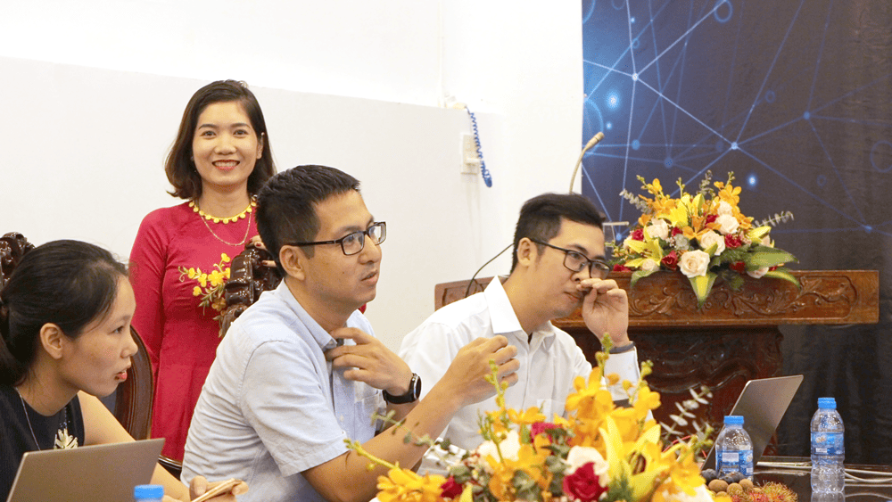 Ông Phạm Đào Lâm (giữa) – Giám đốc dự án chia sẻ về những thách thức khi triển khai ERP cho doanh nghiệp thủy sản như Hacaseafood.