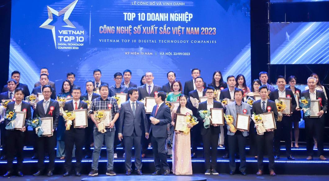 Đại diện GMO-Z.com RUNSYSTEM cùng các DN ICT trong lễ trao giải "TOP 10 DN Công nghệ số xuất sắc Việt Nam 2023"