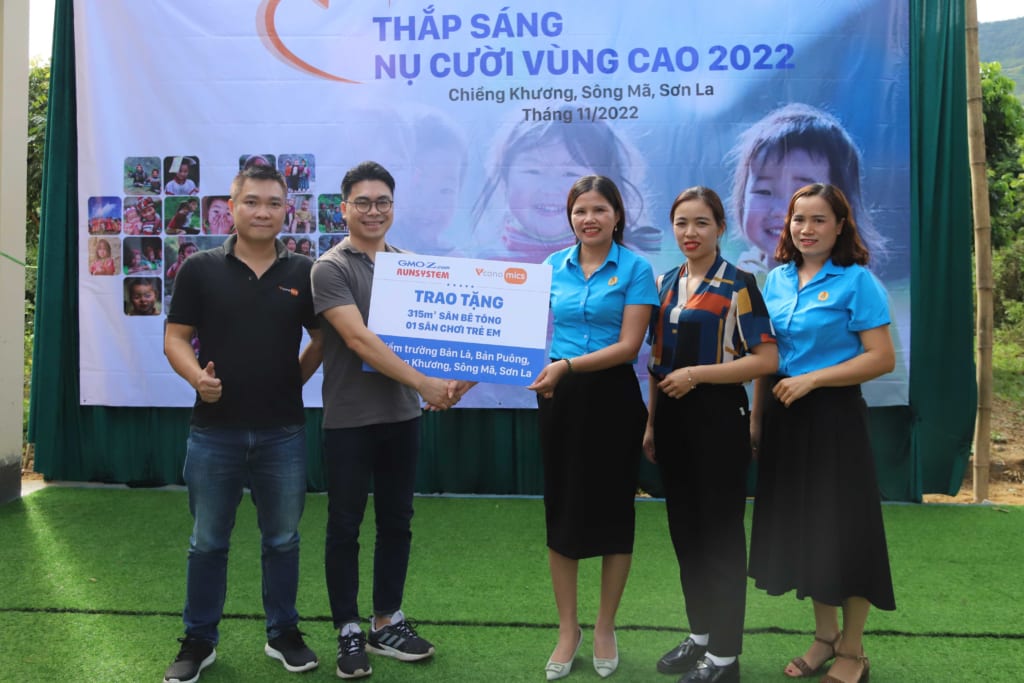 dai-dien-gmo-trao-tang-san-cho-truong-ban-la