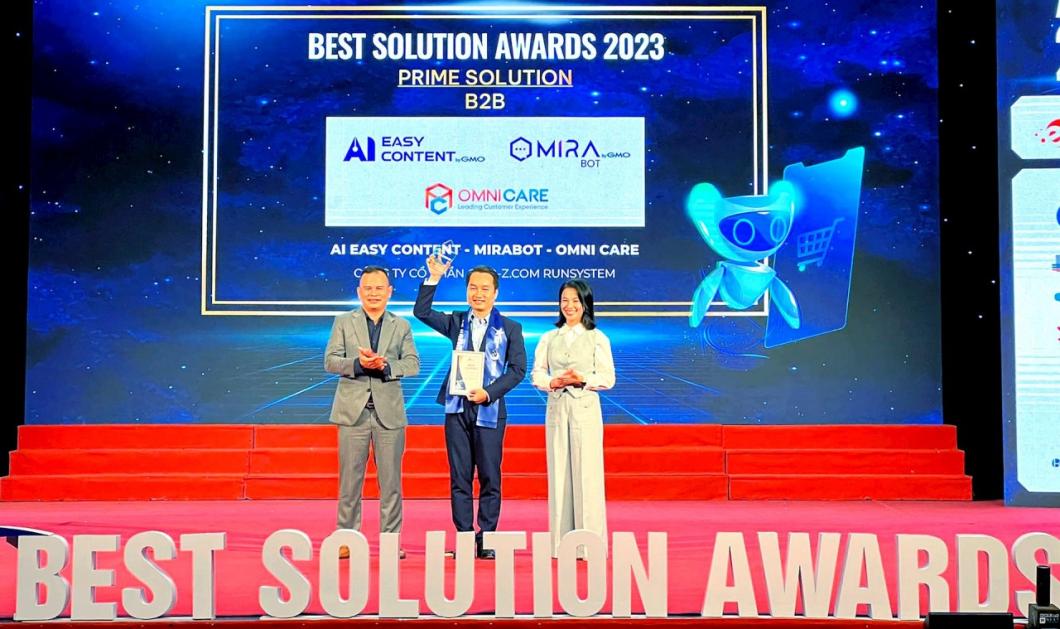 Ông Nguyễn Minh Sơn - Giám đốc Chiến lược Khối Chuyển đổi số đại diện công ty lên nhận giải thưởng Prime Solution B2B trao tặng cho 3 sản phẩm MiraBOT, AI Easy Content và Omni Care