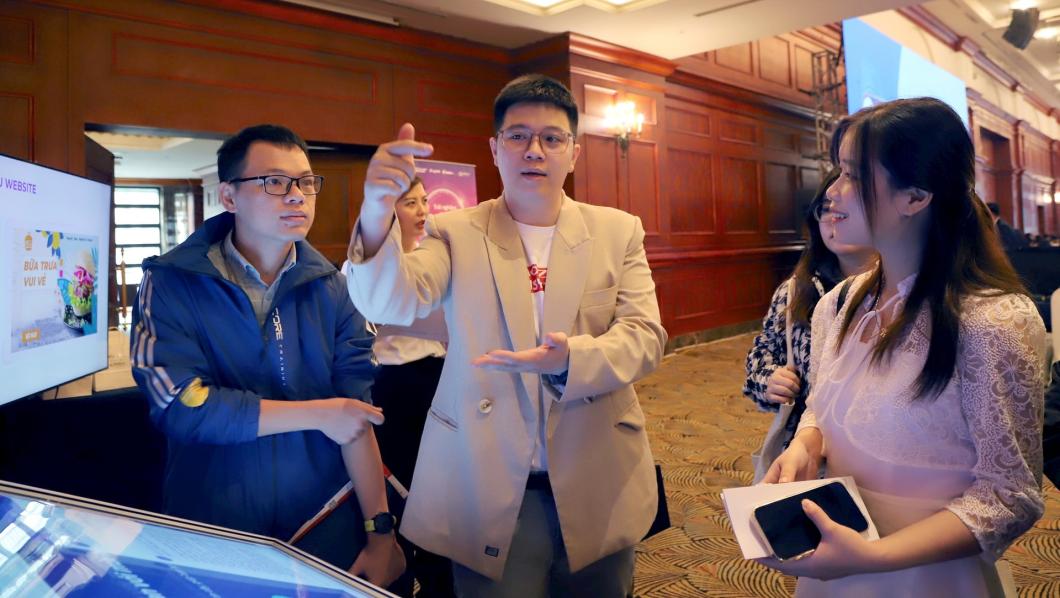 Gian hàng trải nghiệm AI thu hút sự quan tâm của đông đảo khách tham dự