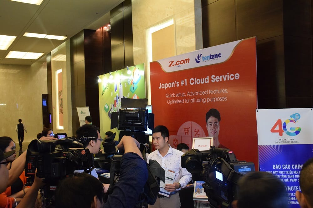 The booth of Z.com and Tenten.vn attracting great interest from customers about enterprise solutions provided