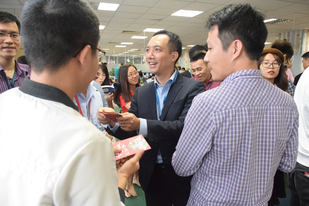 Mr. Ngô Văn Tẩu - Company Director giving red envelopes to employees