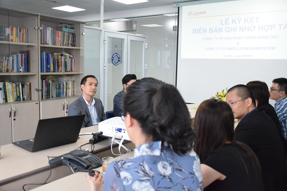 The signing ceremony between GMO-Z.com RUNSYSTEM and OOC
