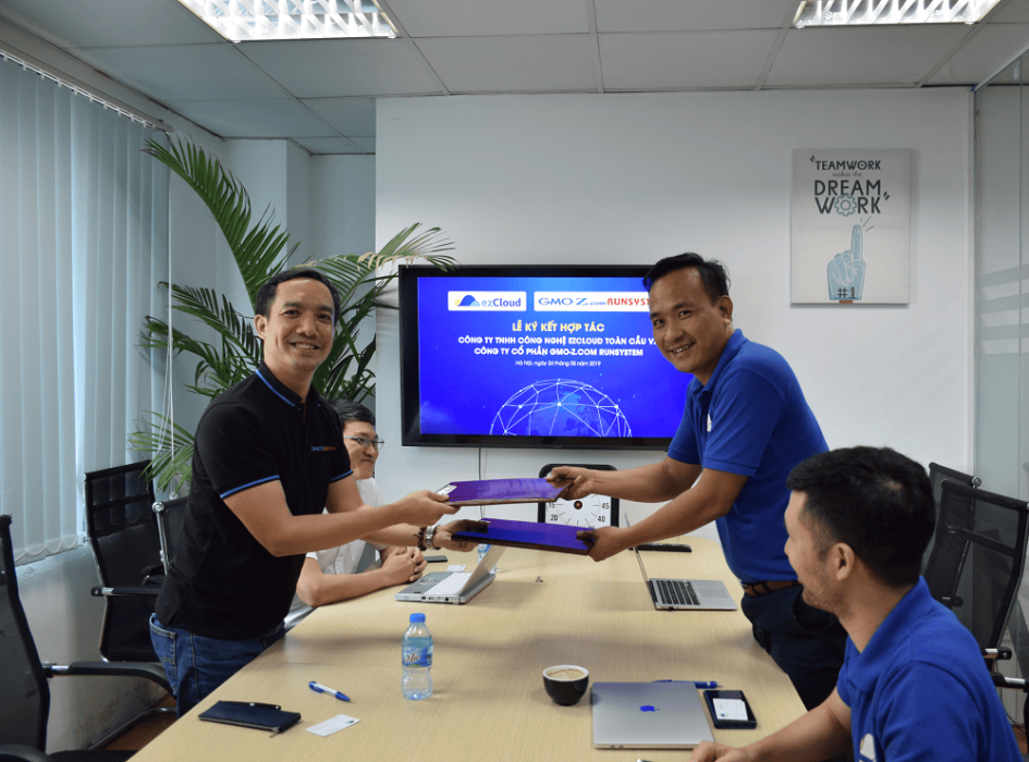 Representatives of GMO-Z.com RUNSYSTEM and ezCloud signed a cooperation agreement