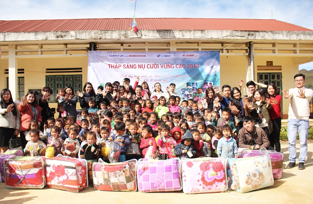 GMO-Z.com RUNSYSTEM charity "Lighting up Smiles in the Highlands" at Lào Cai 2019-12