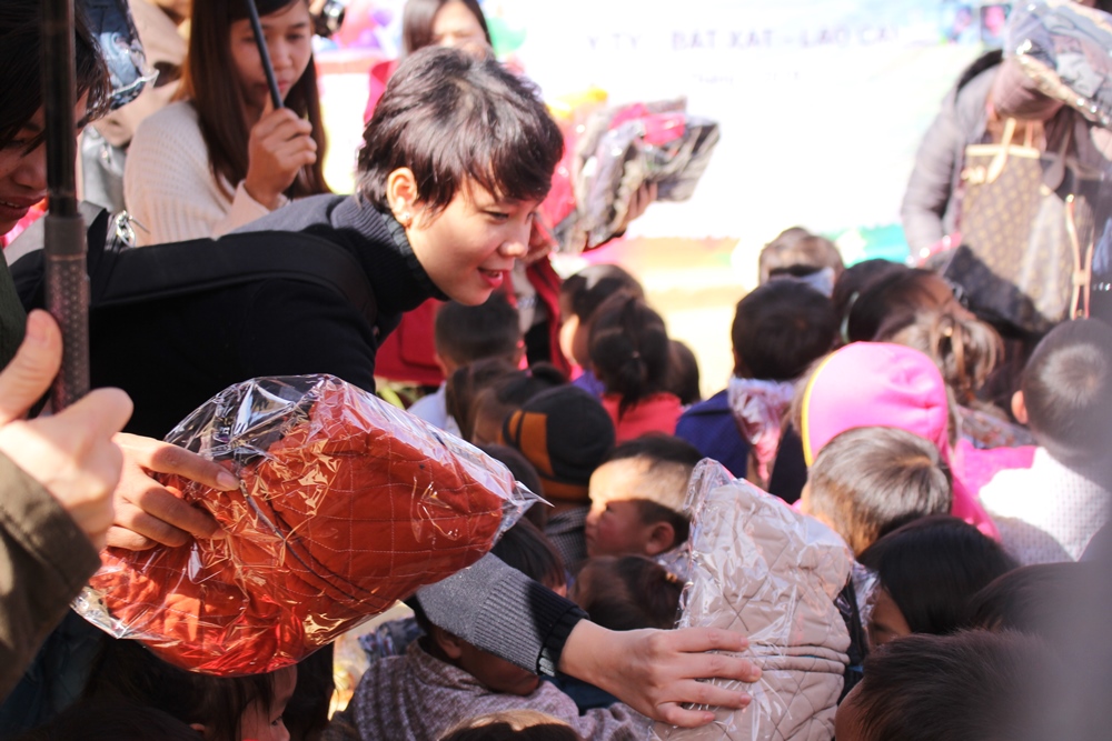 GMO-Z.com RUNSYSTEM charity "Lighting up Smiles in the Highlands" at Lào Cai 2019-2