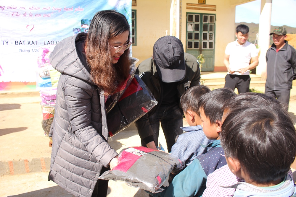 GMO-Z.com RUNSYSTEM charity "Lighting up Smiles in the Highlands" at Lào Cai 2019-3