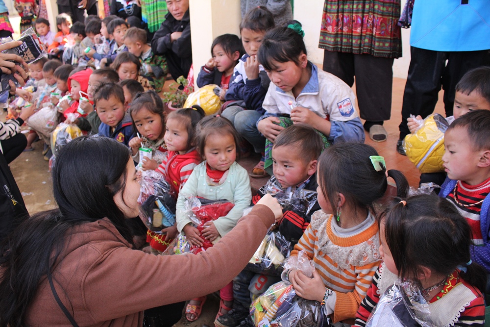GMO-Z.com RUNSYSTEM charity "Lighting up Smiles in the Highlands" at Lào Cai 2019-4