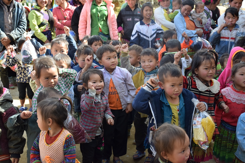 GMO-Z.com RUNSYSTEM charity "Lighting up Smiles in the Highlands" at Lào Cai 2019-6