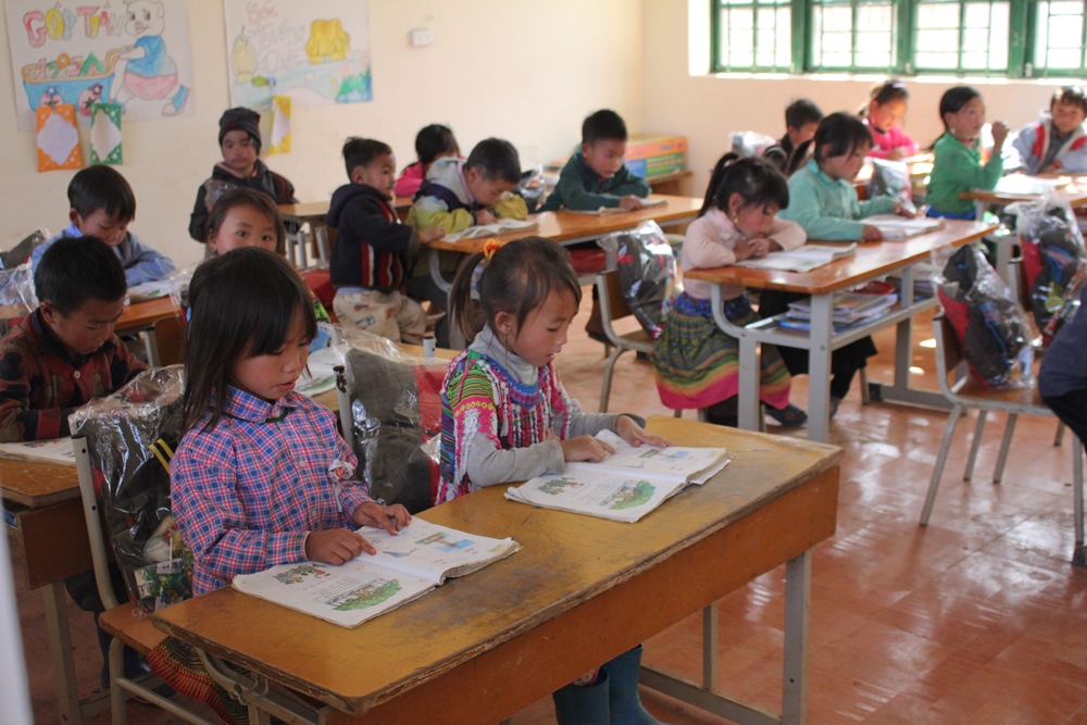 GMO-Z.com RUNSYSTEM charity "Lighting up Smiles in the Highlands" at Lào Cai 2019-8