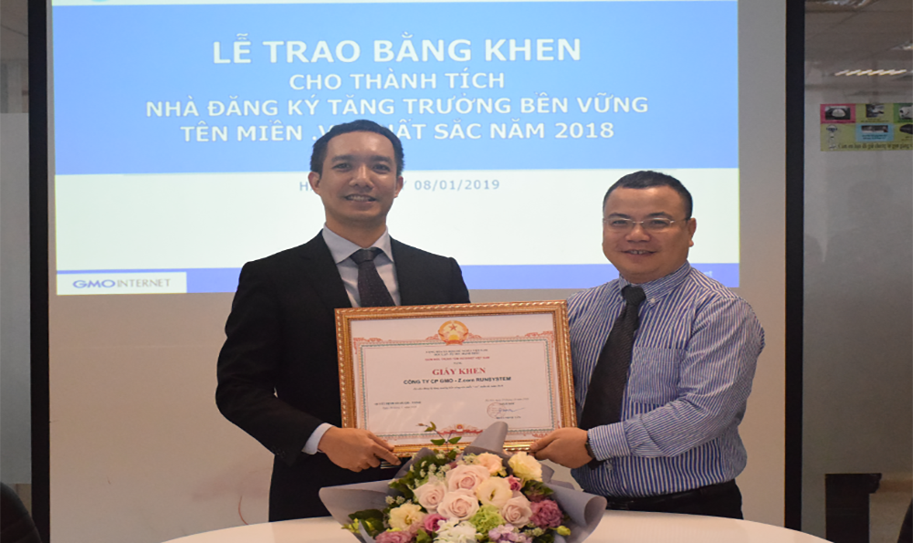 GMO-Z.com RUNSYSTEM representatives receiving the certificate from VNNIC for outstanding achievements in 2018