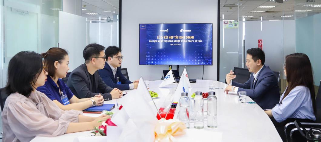 Đại diện GMO-Z.com RUNSYSTEM và Kế toán Việt Mỹ trao đổi về định hướng hợp tác hỗ trợ DN khởi nghiệp và CĐS