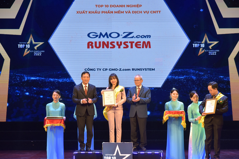 Bà Trần Bích Ngọc - Trưởng phòng Tư vấn Hệ thống, GMO-Z.com RUNSYSTEM nhận giải thưởng tại buổi lễ