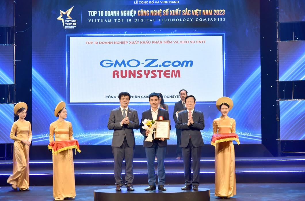 Ông Ngô Hoàng Thành, Trưởng bộ phận Tư vấn Giải pháp phần mềm đại diện GMO-Z.com RUNSYSTEM nhận giải thưởng TOP 10 DN công nghệ số xuất sắc Việt Nam 2023