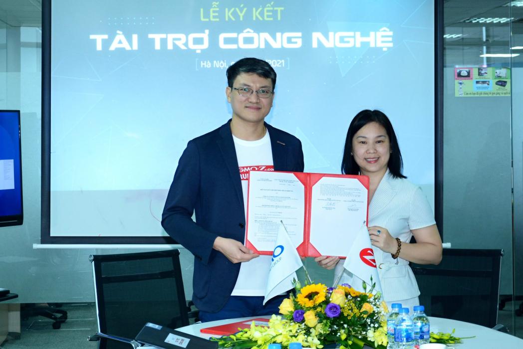 Ông Nguyễn Tấn Minh - Phó Tổng Giám đốc GMO-Z.com RUNSYSTEM và bà Nguyễn Thị Thu Giang – Tổng thư ký VINASA - ký kết văn bản tài trợ công nghệ