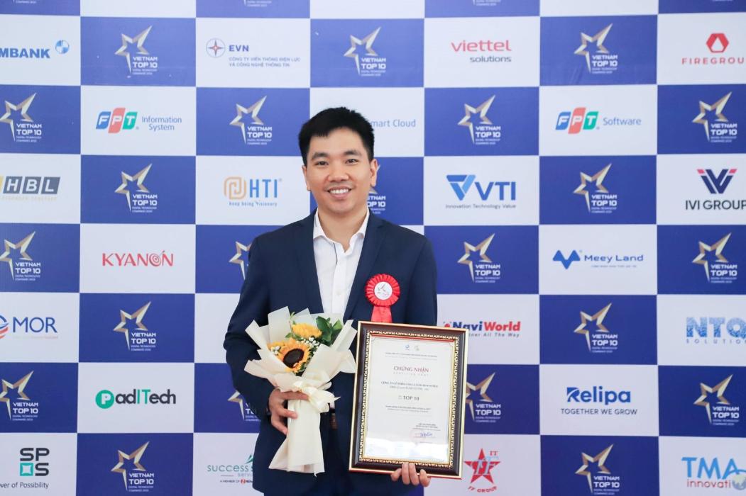 đại diện GMO-Z.com RUNSYSTEM tại lễ trao giải ICT 2023