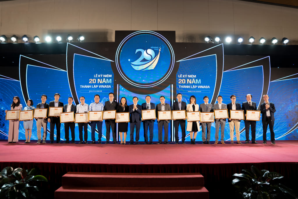 le-quang-trung-gmo-runsystem-nhan-bang-khen-vinasa