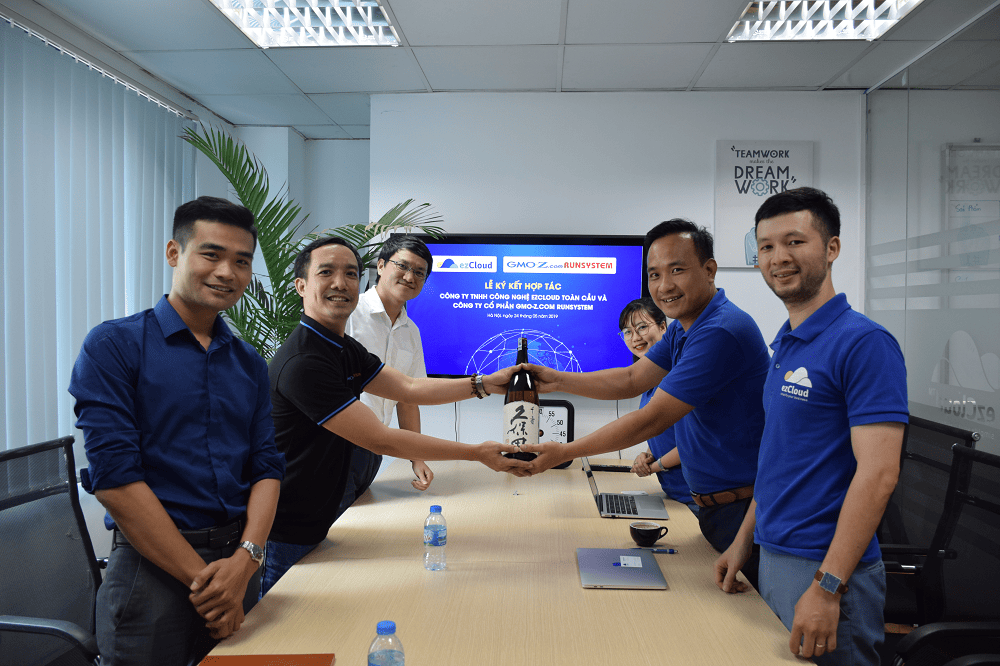 Signing ceremony of SmartOCR integration cooperation between GMO-Z.com RUNSYSTEM and ezCloud