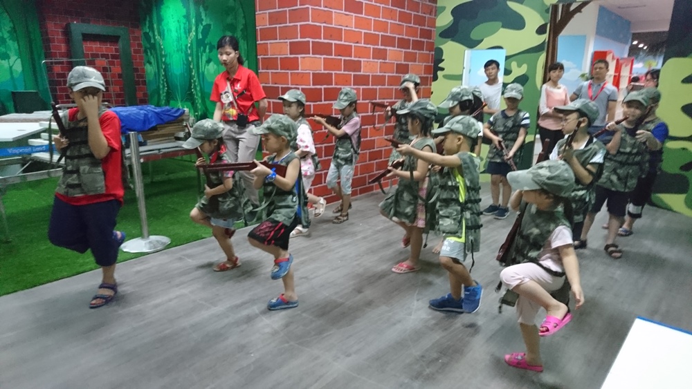 勇敢な特殊部隊になりきる子どもたち