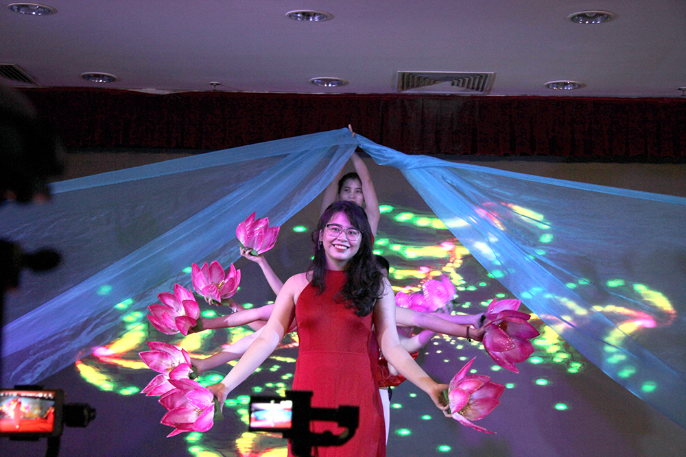 The spectacular “Silk Dance” by RUN’s beautiful girls warmed up the opening