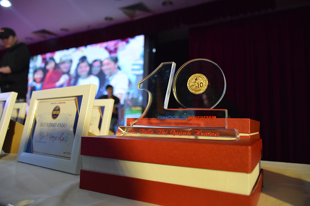 5-year and 10-year commemorative plaques awarded to long-serving Runners