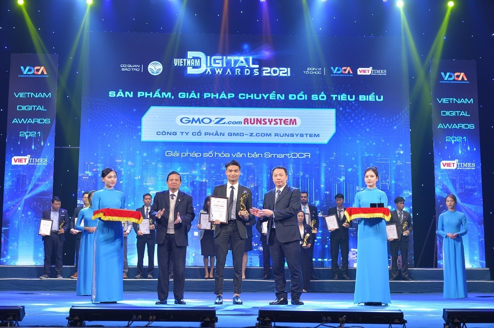 Ban tổ chức trao giải cho sản phẩm SmartOCR