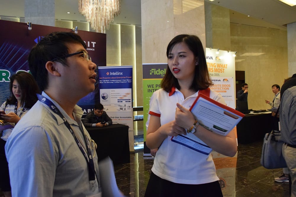 Customer consultation at the International 4G LTE event