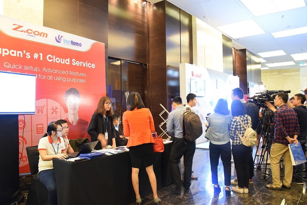 The booth of Z.com and Tenten.vn attracting great interest from visitors