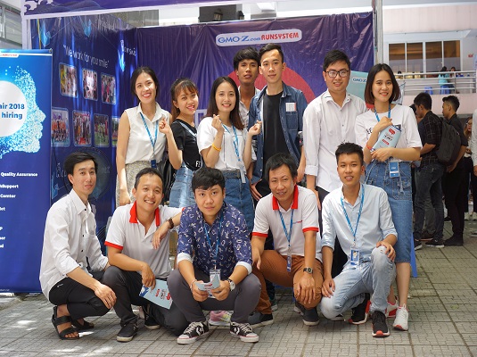 Gian hàng GMO-Z.com RUNSYSTEM “hút” các bạn trẻ Đà Nẵng tại “DTU JOB FAIR 2018”