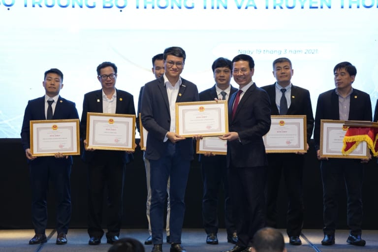 GMO-Z.com RUNSYSTEM  ベトナム情報通信大臣から賞状を授与