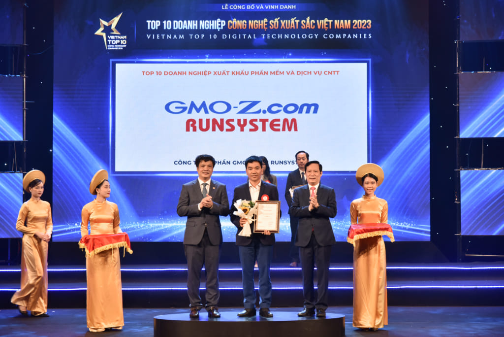 Mr. Ngo Hoang Thanh, Head of Software Solution Consulting representing GMO-Z.com RUNSYSTEM, received the TOP 10 Outstanding Digital Enterprises in Vietnam 2023 award.