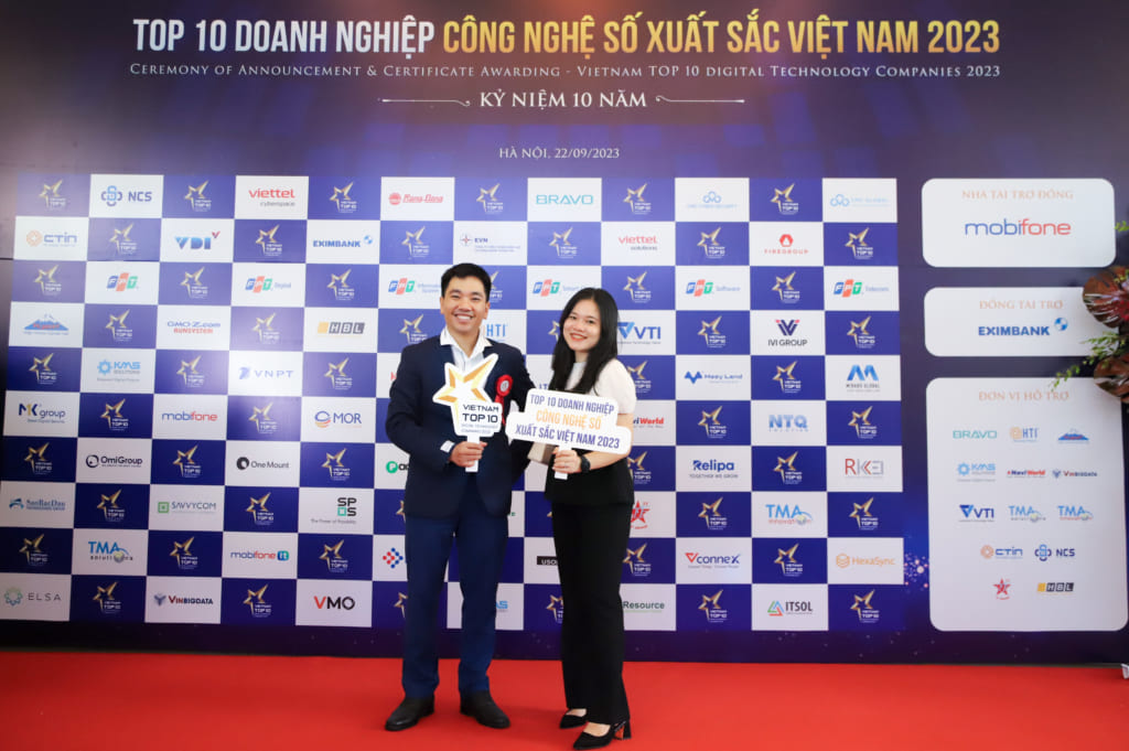 GMO-Z.com RUNSYSTEM representatives at the "TOP 10 Outstanding Digital Technology Companies in Vietnam 2023" award ceremony