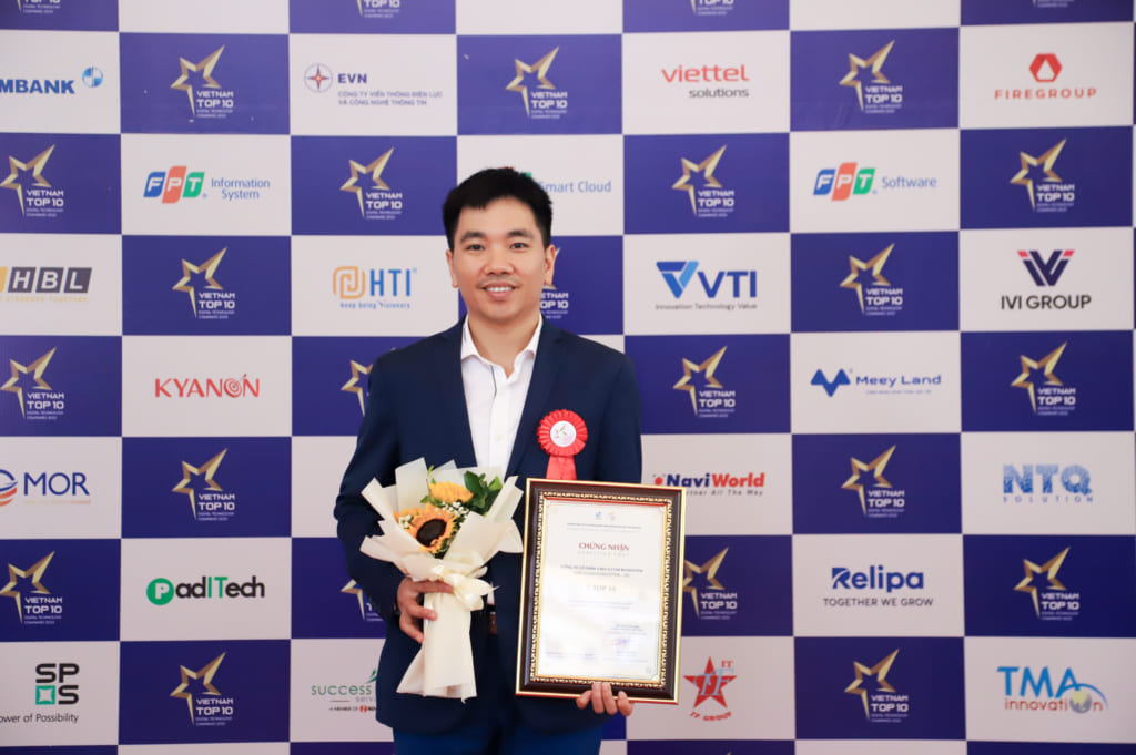 GMO-Z.com RUNSYSTEM representatives at the "TOP 10 Outstanding Digital Technology Companies in Vietnam 2023" award ceremony_GMO